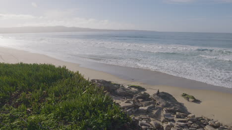 Zeitlupenaufnahme-Eines-Sonnigen-Tages-Mit-Entspannenden-Wellen-Am-Kalifornischen-Monterey-Bay-Marina-State-Beach