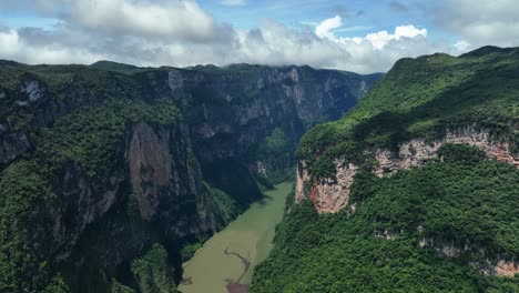 Aerial-view-flying-high-altitude-over-the-Sumidero-Canyon-and-Grijalva-river-in-Chiapas,-Mexico