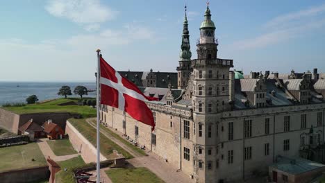 Dänische-Flagge-Kronborg---Drohne-Vorbeifliegen