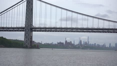 Large-beautiful-bridge-crossing-in-New-York