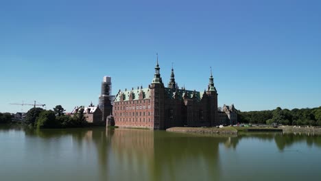 Frederiksborg-Reflection---Drone-Zoom-out