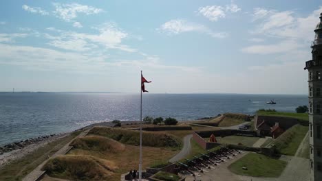 Kronborg-Königliche-Dänische-Flagge---Drohne