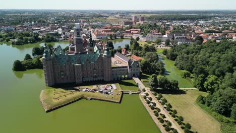 Castillo-De-Frederiksborg---Enfoque-De-Drones