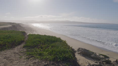 Zeitlupenaufnahme-Eines-Sonnigen-Tages-Am-Kalifornischen-Monterey-Bay-Marina-State-Beach