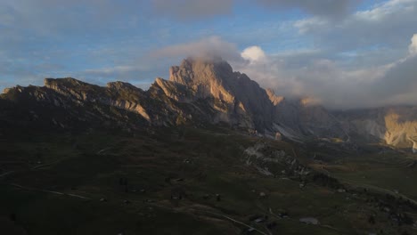 Luftbild-Des-Sonnenuntergangs-In-Den-Bergen-Der-Dolomiten,-Italien