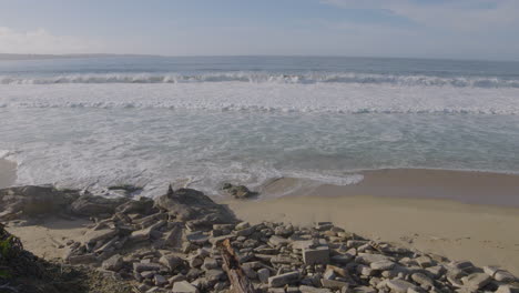 Zeitlupenaufnahme-Von-Rollenden-Wellen-An-Einem-Felsigen-Ufer-An-Einem-Sonnigen-Tag-Am-Monterey-Bay-California-Marina-State-Beach