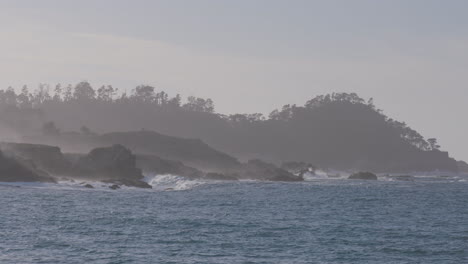 Zeitlupenaufnahme-Des-Ozeans-Mit-Nebligem-Berghintergrund-In-Monterey-Bay-Marina-State-Beach-Kalifornien