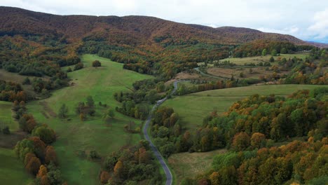 Erstaunlicher-Bergpass-Von-Oben-Gesehen,-Drohnenaufnahme-Aus-Der-Luft,-Herbstlandschaft