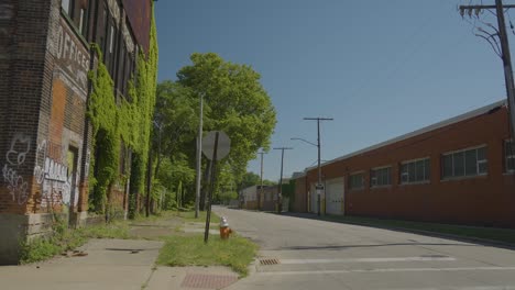 Sich-Bewegende-Zeitlupenaufnahmen-Eines-Verlassenen-Gebäudes-Mit-Moos-Und-Graffiti-In-Cleveland,-Ohio
