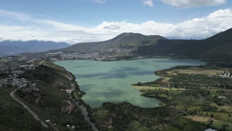 Aerial-view-flying-towards-stunning-Yahuarcocha-Lake-in-Ibarra,-Ecuador