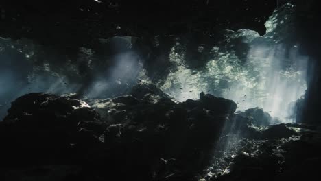 Unterwasseraufnahme-Einer-Cenote-In-Mexiko-Mit-Lichtstrahlen-Und-Reflexionen