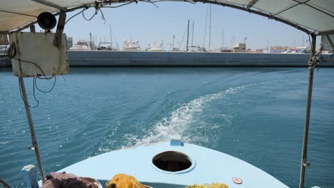 Blick-Vom-Heck-Eines-Kleinen-Fischerbootes,-Das-Den-Hafen-Im-Mittelmeer-Verlässt