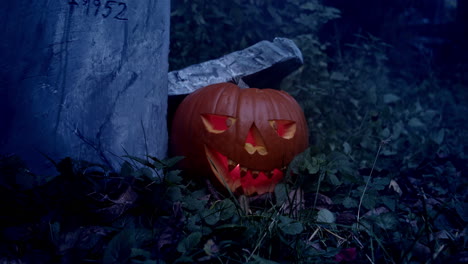 Geschnitzter-Halloween-kürbis,-Blinkende-Lichter-Und-Wehende-Blätter-Auf-Ast,-Horroratmosphäre-Der-Herbsttradition