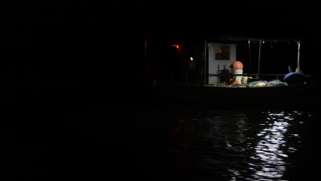 Un-Pescador-Recoge-Sus-Redes-De-Un-Pequeño-Barco-De-Pesca-En-La-Oscuridad-De-La-Noche