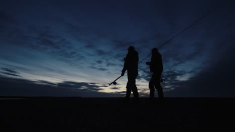 Dos-Pescadores-Que-Van-Hacia-El-Río-Para-Pescar-Con-Mosca-Durante-El-Amanecer