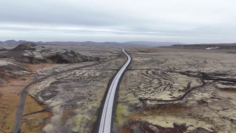 Coches-Circulando-Por-La-Ruta-1-Con-Panorama-De-Montañas-En-El-Sur-De-Islandia