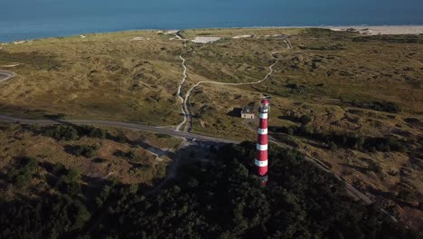 Drohnenaufnahme-Des-Leuchtturms-Auf-Der-Insel-Ameland-In-Den-Niederlanden
