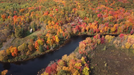 Aerial-shot-of-beautiful-campground-beside-lake-inside-the-vast-landscape-of-Algonquin-provincial-park-during-fall
