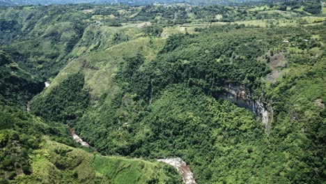 Luftbild-Umkreist-Magdalena-San-Agustin-üppig-Grüne-Wälder-Gewundene-Täler-In-Den-Anden-Kolumbien-Südamerika