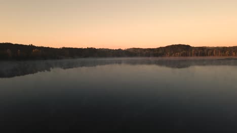 Dichter-Morgennebel-über-Der-Oberfläche-Eines-Sees