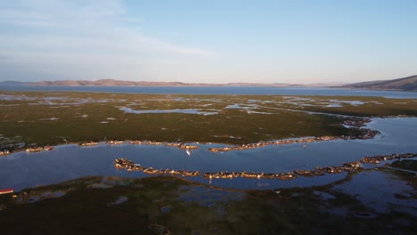 Toma-De-Drones-De-Pueblos-Flotantes-En-El-Lago-Titicaca-En-Perú