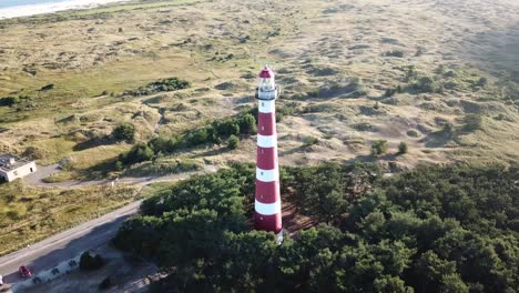 Der-Leuchtturm-Von-Ameland-In-Der-Sommerlichen-Morgensonne-Aus-Drohnenperspektive