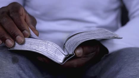 Hombre-Rezando-A-Dios-Con-Las-Manos-Junto-Con-La-Biblia-Hombre-Caribeño-Rezando-Con-Fondo-Blanco-Metrajes