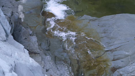 Einsamer-Coho-Lachs-Kämpft-Sich-Tapfer-Durch-Seichtes-Wasser-Bis-Zu-Einem-Kleinen-Wasserfall
