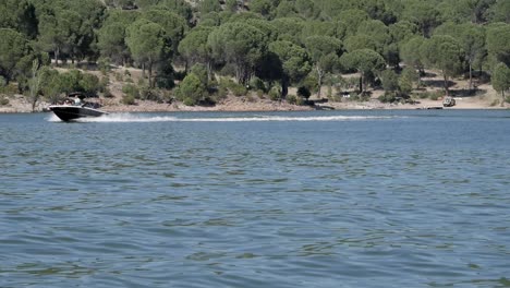 Zwei-Geschwindigkeitsboote-überqueren-Den-Panano-De-San-Juan-See,-Madrid