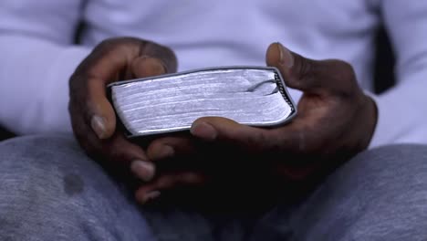 Hombre-Rezando-A-Dios-Con-Las-Manos-Junto-Con-La-Biblia-Hombre-Caribeño-Rezando-Con-Fondo-Blanco-Metrajes