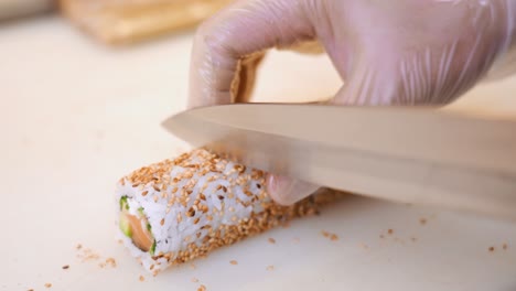Cortar-El-Rollo-De-Sushi-Uramaki-California-En-Pedazos-En-Un-Restaurante-De-Sushi-Por-Un-Chef-De-Sushi