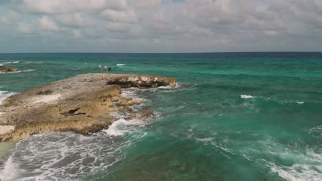 Pan-shot-of-turquoise-sea-water-along-the-coastal-region-of-Cozumel-Island,-Quintana-Roo,-Mexico-on-a-sunny-day