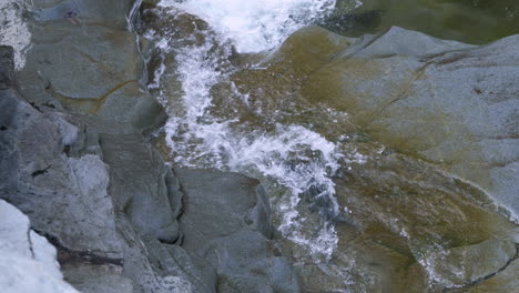 Blick-Von-Oben-Nach-Unten-Auf-Coho-Lachse,-Die-Einen-Kleinen-Wasserfall-über-Felsen-Kämpfen,-Um-Zu-Laichen