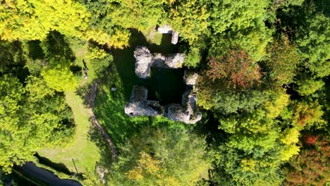 Normannischer-Bergfried-Aus-Dem-12.-Jahrhundert-Mitten-In-Herbstfarbenen-Bäumen-In-Sutton-Valence-Kent-UK