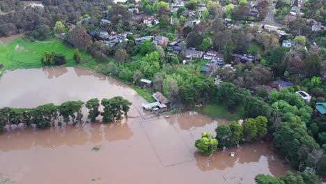 Luftaufnahme-Des-Yarra-Flats-Park,-Der-Am-14.-Oktober-2022-In-Der-Nähe-Von-Häusern-Mit-Hochwasser-überschwemmt-Wurde
