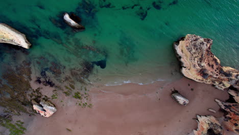 Luftdrohnen-4k-Aufnahmen-Eines-Erstaunlichen-Exotischen-Strandes-In-Portugal