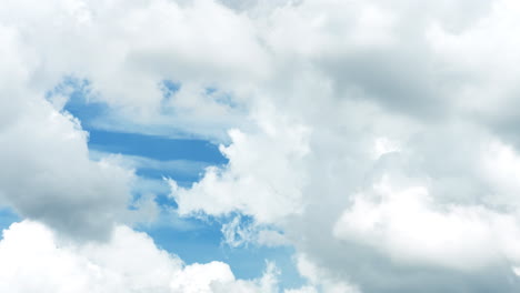 Las-Nubes-De-Cúmulo-Se-Mueven-Contra-Un-Cielo-Azul-Claro