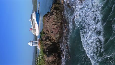Vertikale-Ansicht-Des-Pavillons-Im-Mirador-Senator-Puerto-Plata-Mit-Amber-Cove-Kreuzfahrtschiff-Im-Hintergrund-In-Der-Dominikanischen-Republik