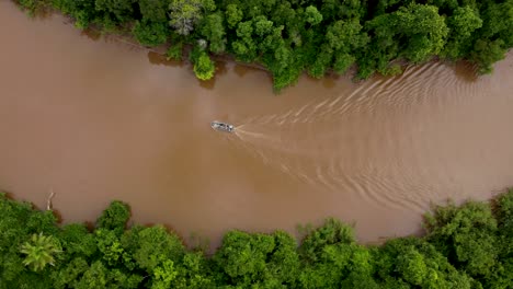 Fluss-Und-Boot-Von-Oben-Im-Pantanal---Brasilien
