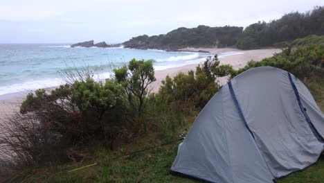Ein-Zelt,-Das-Bei-Regnerischem,-Stürmischem-Wetter-An-Einem-Strand-An-Der-äußersten-Südküste-Von-New-South-Wales-Aufgeschlagen-Wurde