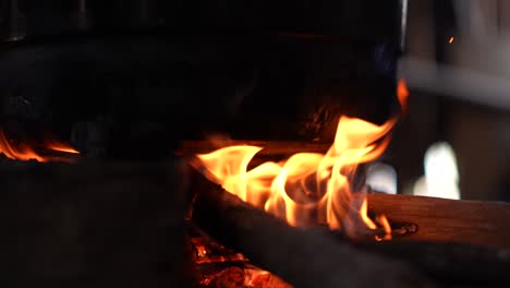 El-Fuego-Humeante-Arde-Perfectamente-En-La-Leña-Bajo-Un-Wok-Negro-Típico-De-La-Sociedad-Indonesia-Tradicional