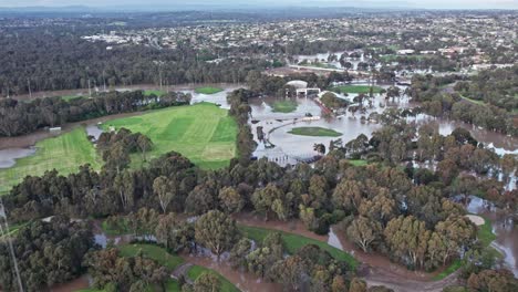 Vista-De-Drones-De-Campos-Deportivos-En-Bulleen-Park-Inundados-Con-Agua-De-Inundación-El-14-De-Octubre-De-2022