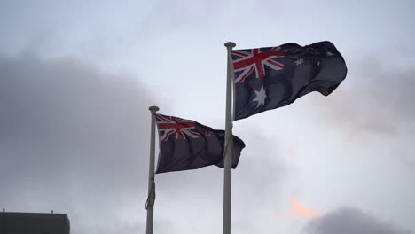 Bandera-De-Australia-Y-Nueva-Zelanda-Ondeando-Lado-A-Lado-Contra-El-Cielo,-Aliados-Naturales-Con-Un-Fuerte-Sentido-De-Familia-Trans-tasman,-Cámara-Lenta