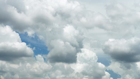 Zeitraffer-Mit-Weißen,-Geschwollenen-Wolken-Und-Blauem-Himmel-Mit-Langer-Sekundendauer-Für-Hintergrund-Und-Grafiken-Bei-Tageslicht