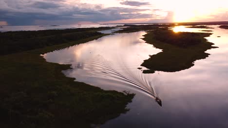 Schöne-Luftaufnahme-Des-Bootes-Bei-Sonnenuntergang-Im-Parana-fluss