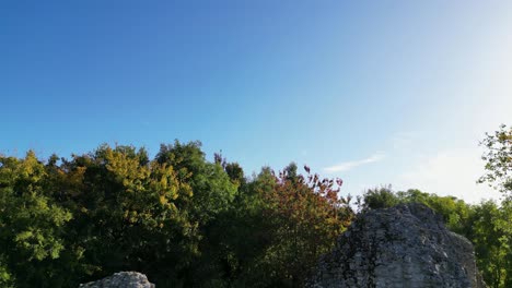 Ein-Normannischer-Bergfried-Aus-Dem-12.-Jahrhundert-Inmitten-Von-Grüngelben-Und-Braunen-Herbstbäumen-In-Sutton-Valence