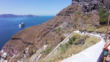 Panoramic-view-of-cable-cars-going-up-to-the-top-in-Fira-village,-Santorini,-Greece