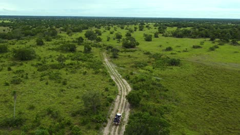 Fliegen-über-Einen-Lastwagen-Mit-Tourist-Auf-Pantanal-safari---Brasilien