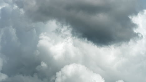 Kumuluswolken-Bewegen-Sich-Vor-Einem-Strahlend-Blauen-Himmel