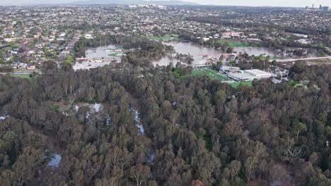 Vista-Aérea-Sobre-El-Parque-Yarra-Flats-Y-Campos-Deportivos-Inundados-Con-Agua-De-Inundación-El-14-De-Octubre-De-2022